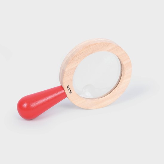 Loupe en bois avec une poignée rouge et un cadre en bois naturel.