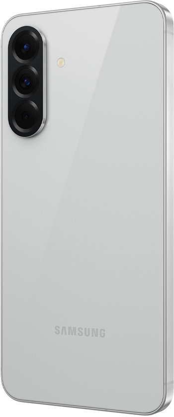 Zilverkleurige Samsung Galaxy A56 5G met drie camera's, schuin van achteren gezien.