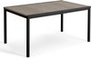 Table extensible avec un cadre en métal noir et un plateau aspect bois de frêne.