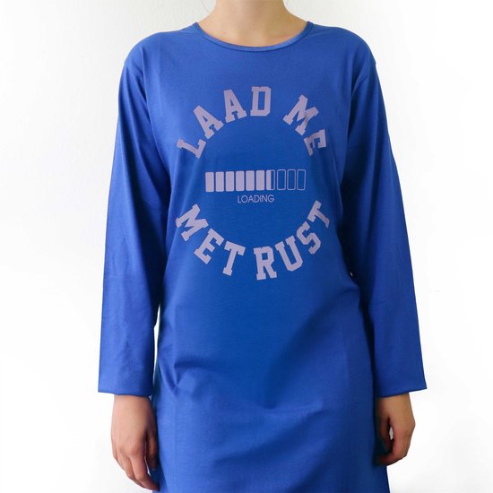Mannequin portant une chemise de nuit bleue pour femme à manches longues avec l'inscription "Laad me met rust".