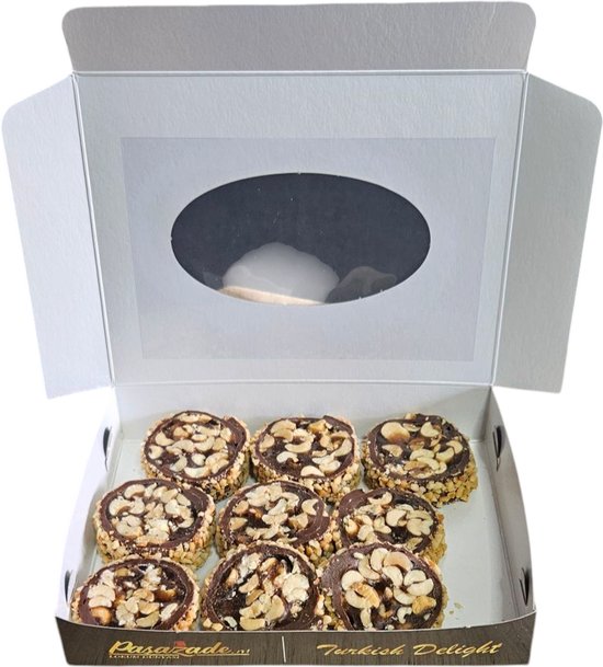 Een open doos met tien Turkse dromen bedekt met chocolade en noten.