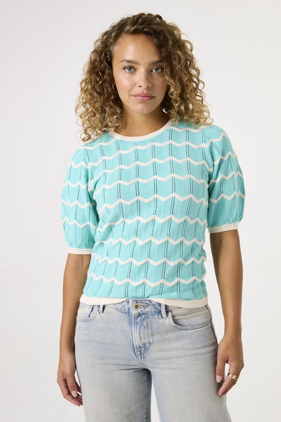 Pull turquoise avec un motif en zigzag blanc. Manches courtes bouffantes.