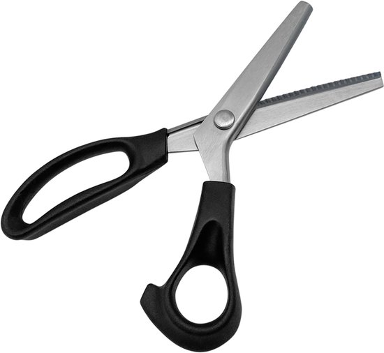 Zwarte schaar met zilverkleurige, gekartelde snijbladen en ergonomische handvatten.