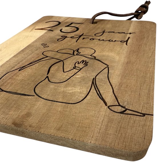 Houten bord met de tekst "25 jaar getrouwd" en een illustratie van een stel.