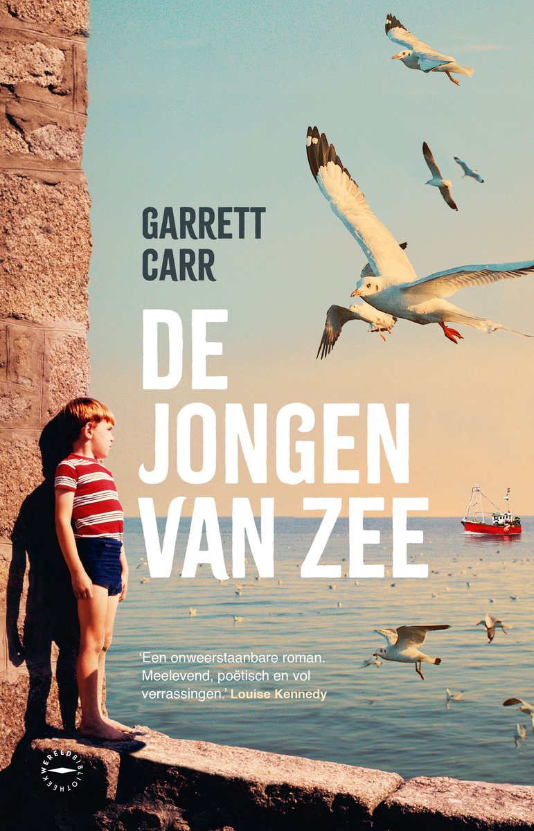 Een jongen met gestreept shirt staat op een stenen muur, kijkend naar de zee met meeuwen en een boot.