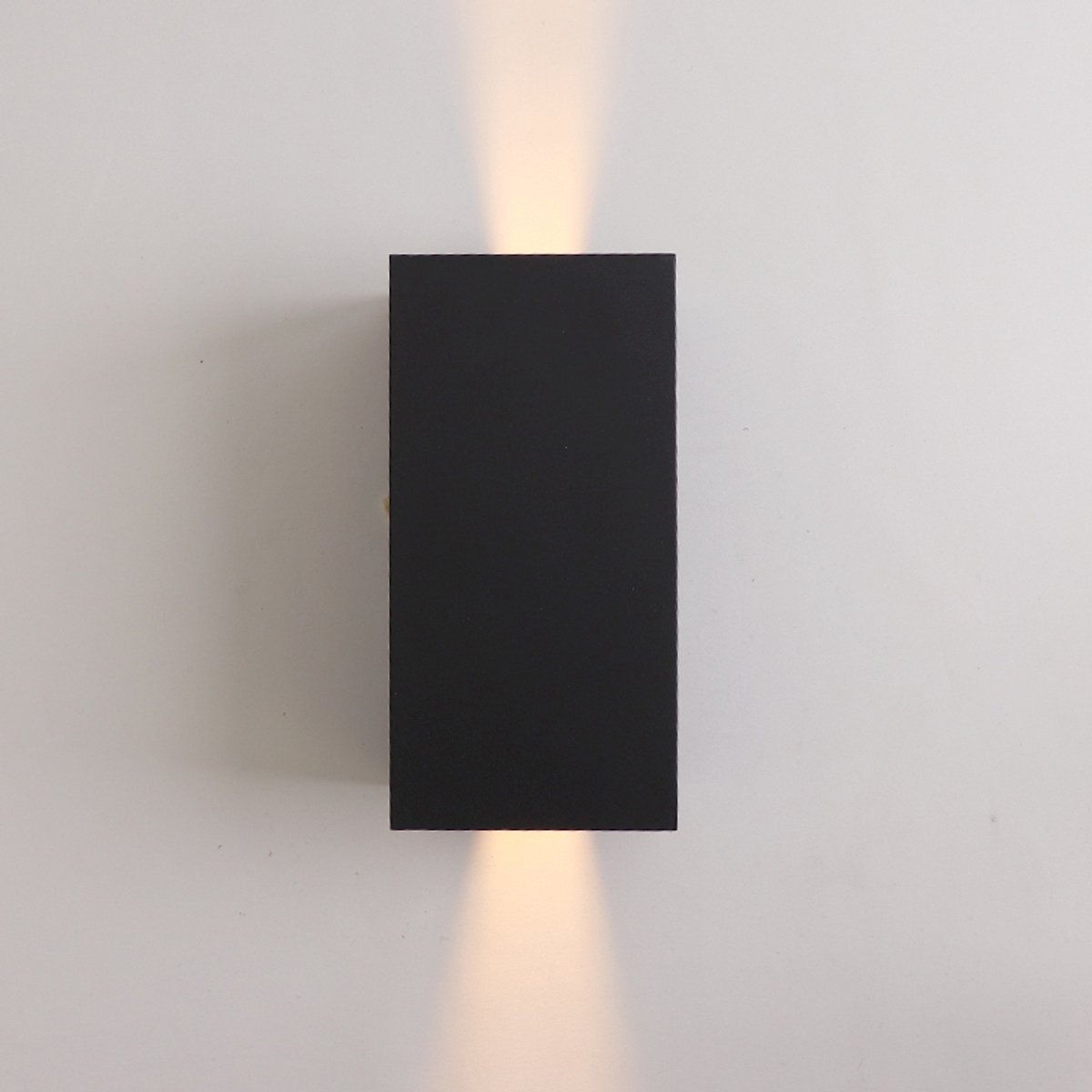Olucia - DION - Buitenmuurlamp met schemersensor - Zwart - Vorm: Rechthoek