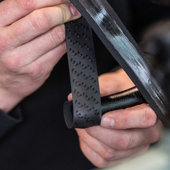 BBB Cycling Stuurlint Racefiets - Beste Grip en Schokabsorptie - Lengte: 200cm - Dikte: 2.5mm - Inclusief Stuurdoppen - Zwart - UltraRibbon Gel Stuurtape BHT-15G van BBB Cycling — afbeelding 2
