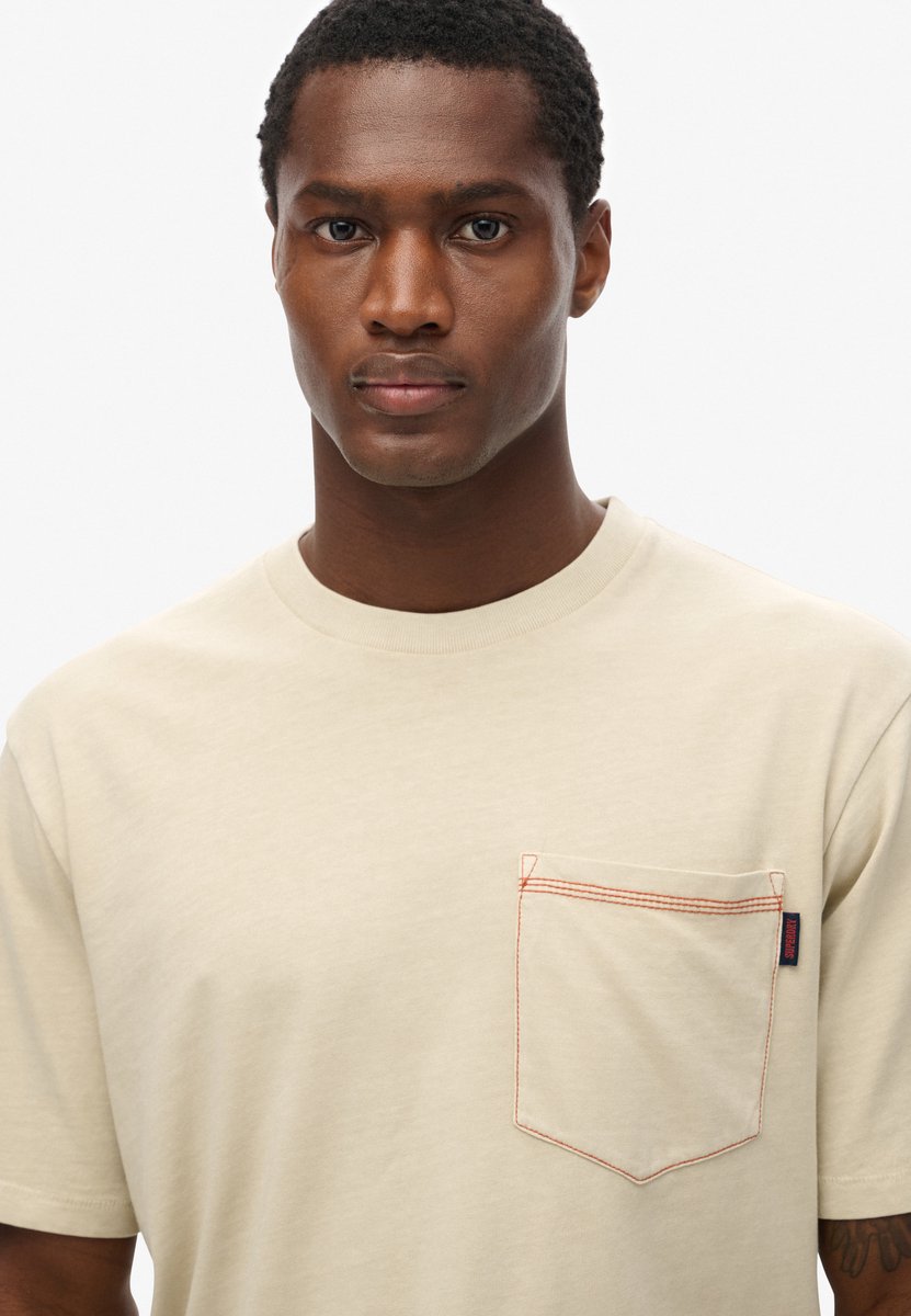 Superdry T-shirt Contrast Stitch Pocket T Shirt M1011723a Washed Pelican Mannen Beige