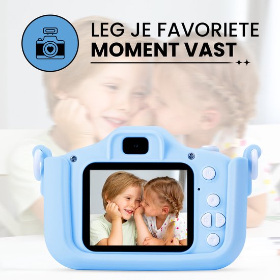 Lichtblauwe kindercamera met kattenoren. Het scherm toont een foto van twee kinderen die een geheim delen, met op de achtergrond een wazig beeld van kinderen.