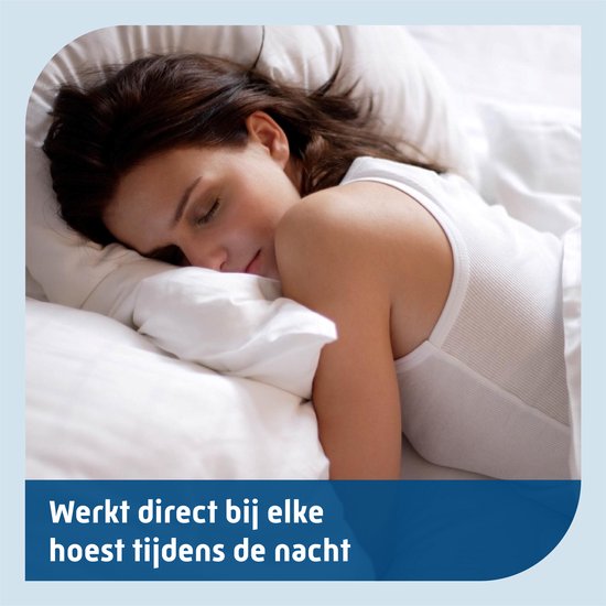 Vrouw slaapt vredig met gesloten ogen in een wit bed. Een blauwe band met tekst: Werkt direct bij elke hoest tijdens de nacht.