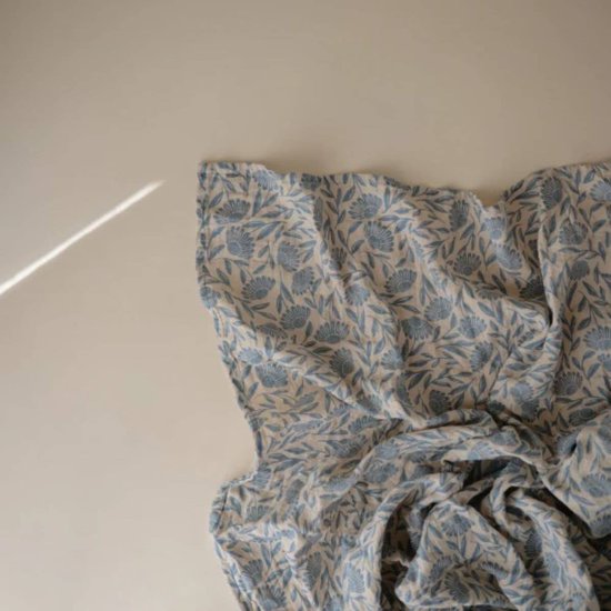 Mushie Hydrofiele Doek XL Swaddle Blue Flowers van Mushie — afbeelding 4
