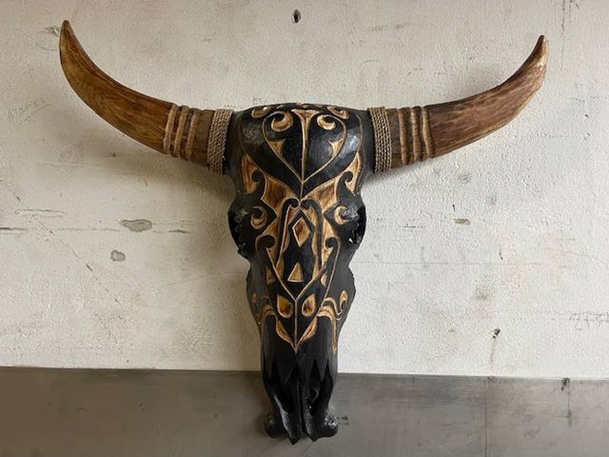 Skull carving black