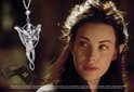 Zilverkleurige Arwen Evenstar hanger met sprankelende kristallen, met een elf-achtige vrouw met lang bruin haar en een geschenkdoos.