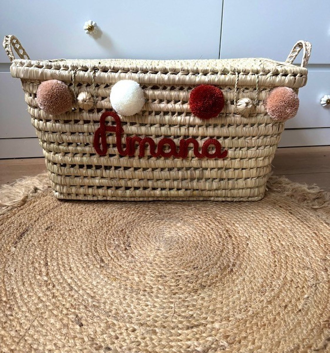 Opbergmand – Speelgoedmand – 60cm - Speelgoedkoffer – Koffer - Rieten mand - Speelgoed - Opbergen - Mand met naam - Pompon - Wol – Geschenk – Sint – Kerst – Verkleedkoffer - Kinderkamer - Gepersonaliseerd - Handgemaakt - Decoratie - Geboorte - Cadeau