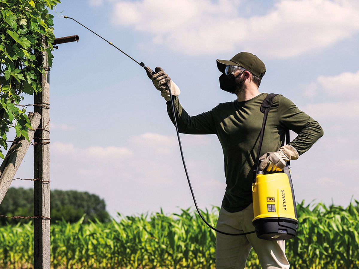 Batterij aangedreven spuit 5L, upgrade elektrische tuinsproeier met 3 nevelsproeiers, USB oplaadbare handgreep en intrekbare toverstaf, onkruidspray en waterspray met verstelbare schouderriem