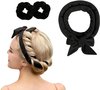 Vrouw met gevlochten blonde haren die een zwarte haarband met strik draagt. Zwarte kruller en scrunchies ernaast.