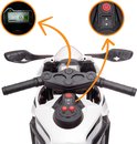 Detail van het dashboard van de witte Honda speelgoedmotor met snelheidsmeter en bedieningsknoppen.