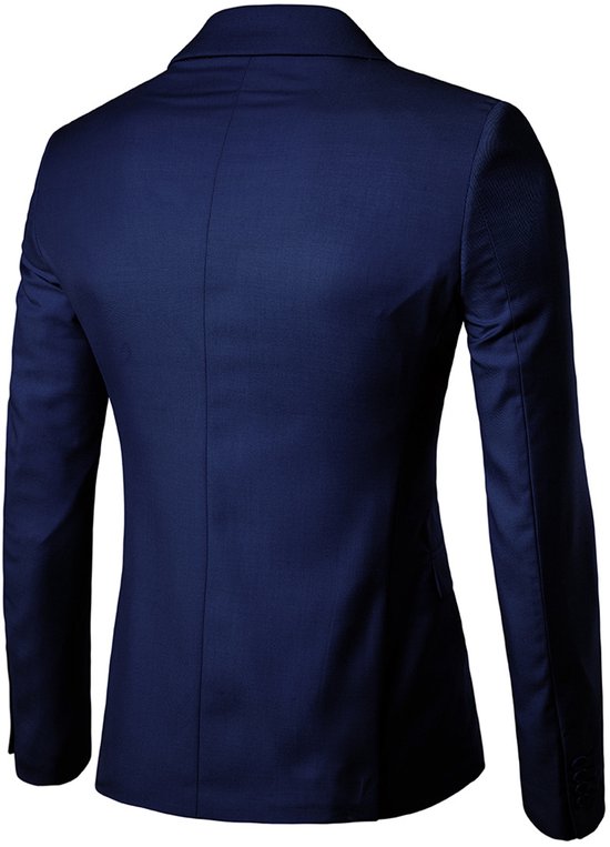 Achterkant van een blauw kostuumjasje, gedragen door een man.