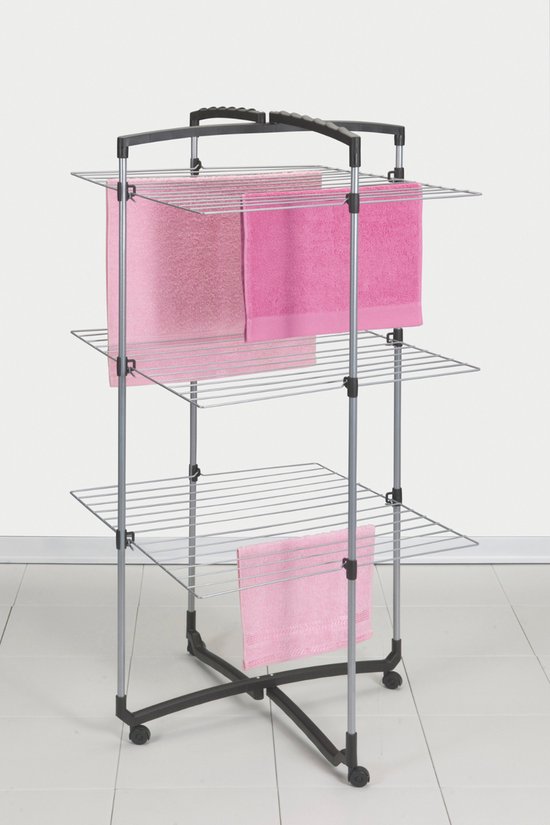 Zilverkleurige droogtoren met 3 etages, versierd met roze handdoeken.