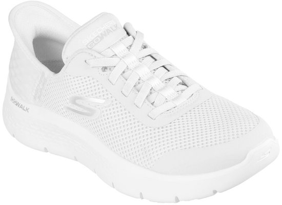 Witte Skechers GO WALK FLEX sneaker, 3/4 aanzicht, met ademende mesh, veters en golfpatroon op de hiel.