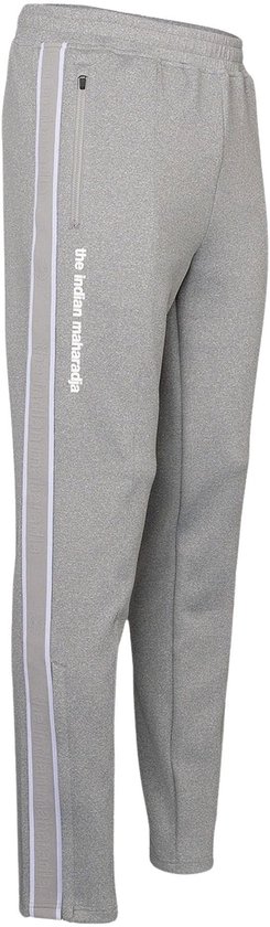 Grijze trainingsbroek voor heren met witte strepen op de zijkanten en tekst 'the Indian Maharadja'.