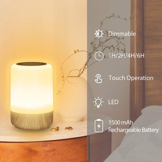 Lampe LED atténuée avec base en grain de bois sur une table de chevet, à côté de bijoux. Icônes affichant dimmable, minuterie, tactile, LED et batterie.
