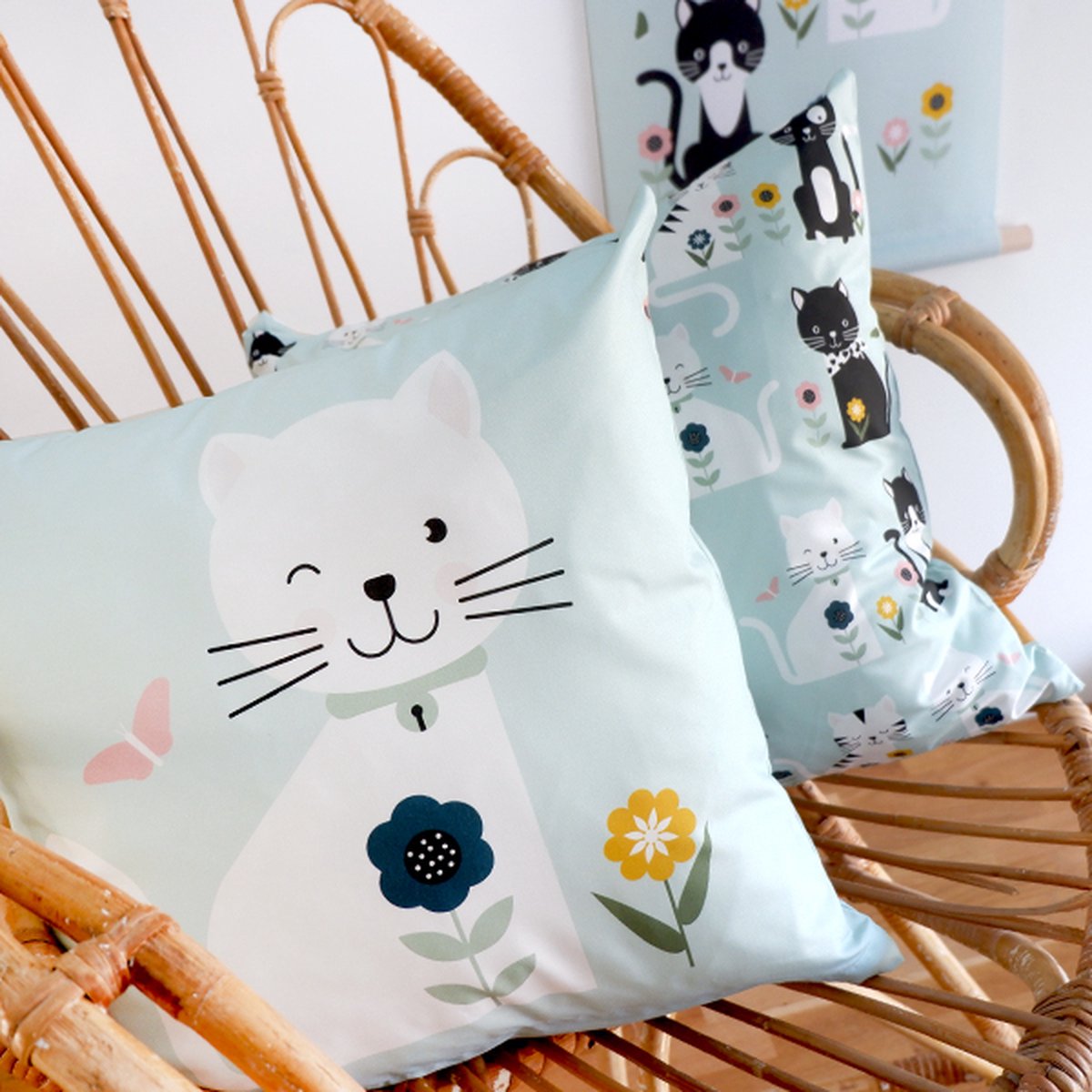 Sierkussen Poesje wit 40x40 tweezijdig mint groen met rits inclusief vulling voor kinderkamer
