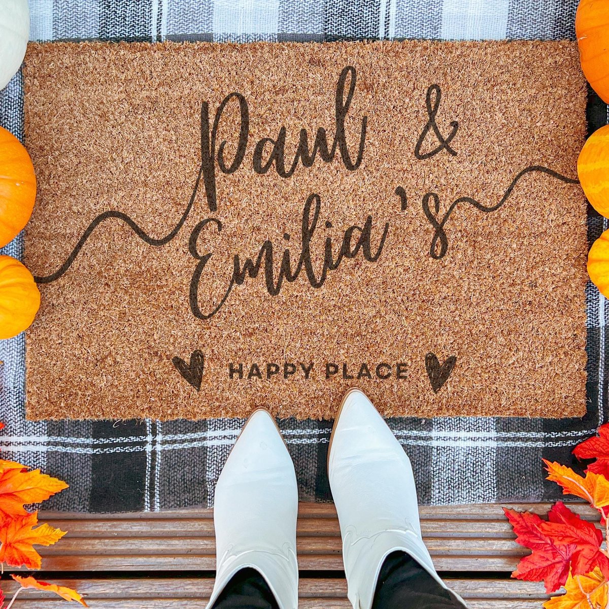 Personalized Doormat, Our Happy Place Entry Rug | 90x60 cm | Nieuwe huis cadeau | Ingangsmat | Deurmat met stijl | Verhuizing cadeau | Praktisch & trendy | Perfect voor binnenkomst | Cadeau voor nieuwe woning