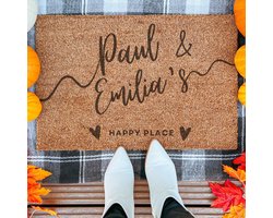 Personalized Doormat, Our Happy Place Entry Rug | 90x60 cm | Nieuwe huis cadeau | Ingangsmat | Deurmat met stijl | Verhuizing cadeau | Praktisch & trendy | Perfect voor binnenkomst | Cadeau voor nieuwe woning
