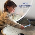 Kind poetst met een mintgroene Loby tandenborstel onder een waterkraan in de badkamer.