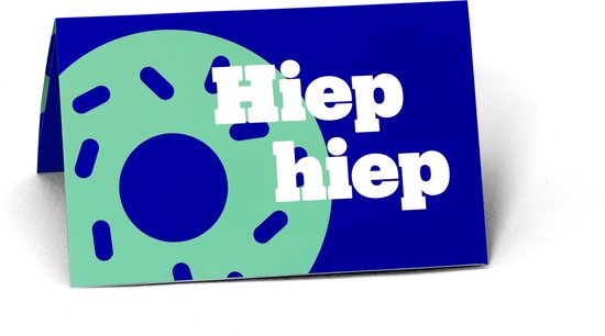 Kartonnen kaart met 'Hiep hiep', een groene donut en een donkerblauwe achtergrond.