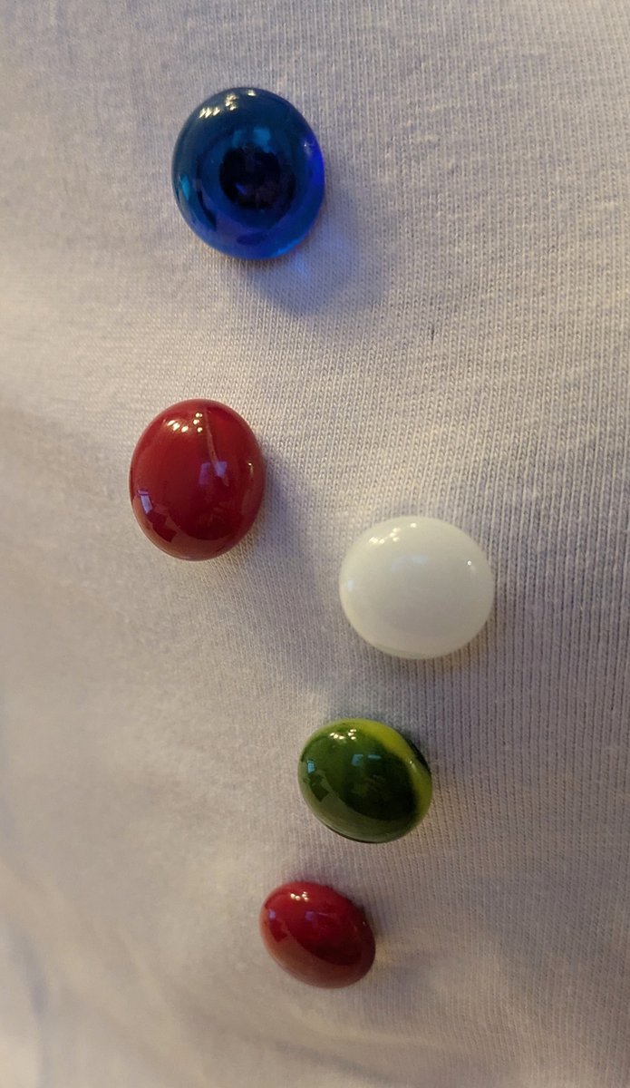 M-apART Broche, set van 5 handgemaakte gekleurde balletjes van glas, pins