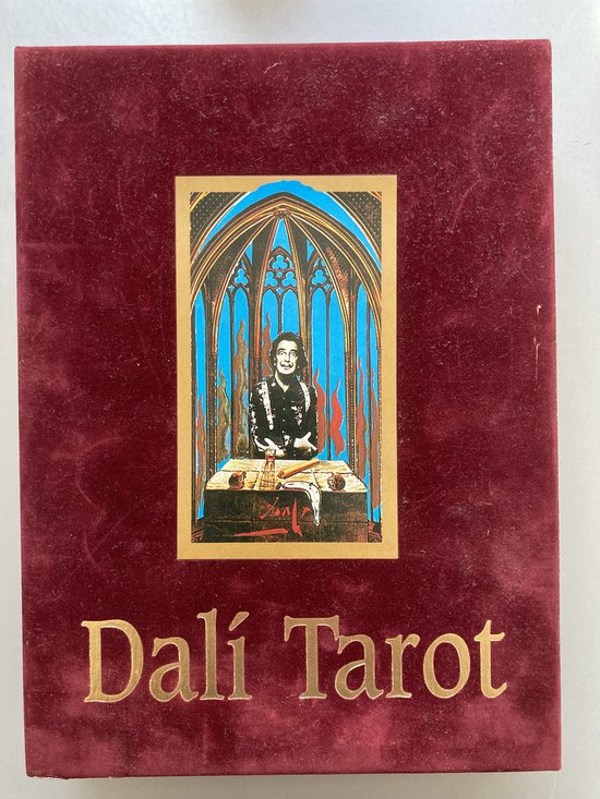 Bordeauxrode Dali Tarot box met gouden letters en kunstwerk
