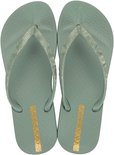 Lichtgroene Ipanema teenslippers met zilveren golvend patroon op de bandjes.