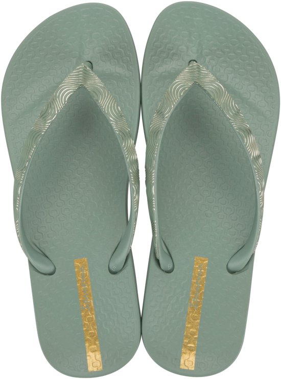Lichtgroene Ipanema teenslippers met zilveren golvend patroon op de bandjes.
