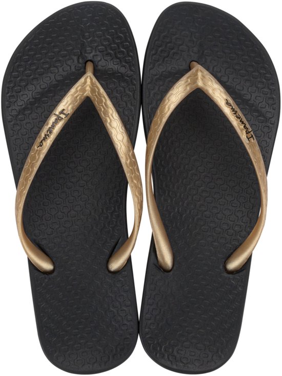 Zwarte Ipanema slippers met gouden bandjes en een patroon op de zolen.