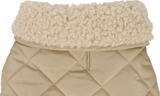 Detail van een beige, gewatteerde hondenjas met een opstaande beige teddy kraag.