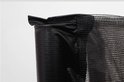 Detail van de versterkte hoek van een trampoline met zwart beschermingsmateriaal en veiligheidsnet.