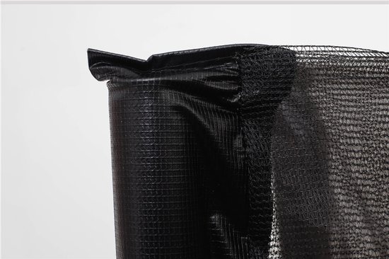 Detail van de versterkte hoek van een trampoline met zwart beschermingsmateriaal en veiligheidsnet.