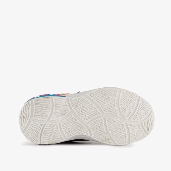 Onderkant van een paarse kindersneaker met reliëf.