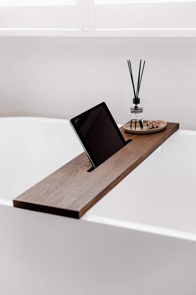 Badplank 70 cm - Walnoot kleur - Badplank eiken - Japandi stijl - Massief eikenhout - Badplank voor in bad - badkamer accessoire - badrek