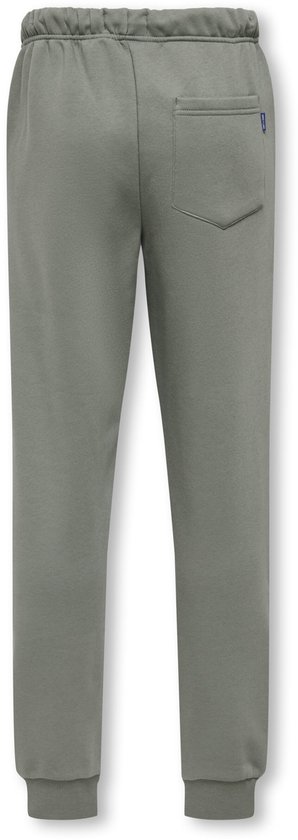 Achterkant van een olijfgroene joggingbroek voor jongens met een opgestikte zak.