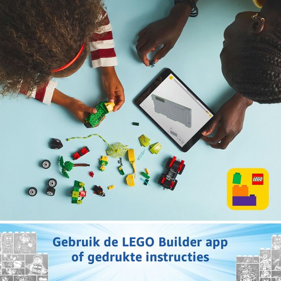 Een vrouw en een kind spelen met LEGO-onderdelen en kijken naar een tablet.