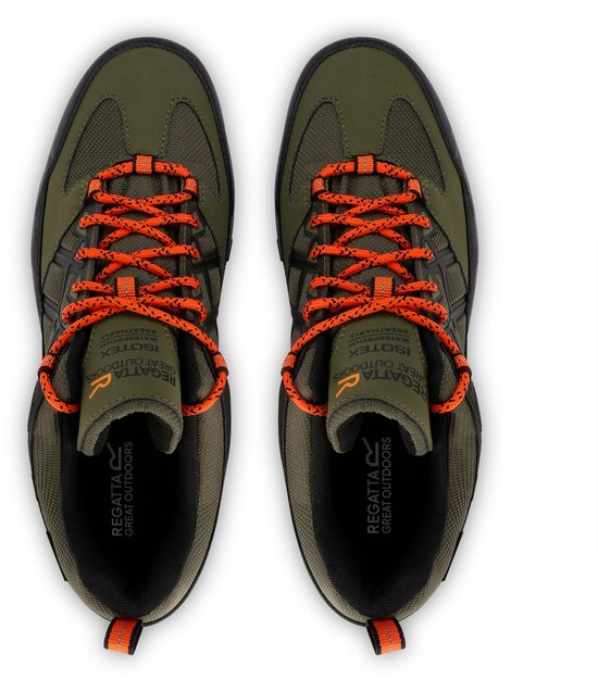 Paire de chaussures de randonnée basses vertes avec lacets orange, vue de dessus.