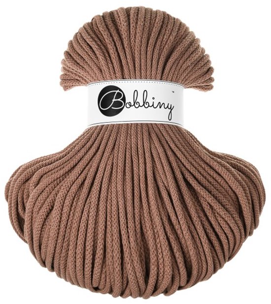 Een bol Bobbiny premium garen in de kleur mocha mousse. Het garen is 5 mm dik en heeft een zachte, gevlochten textuur.