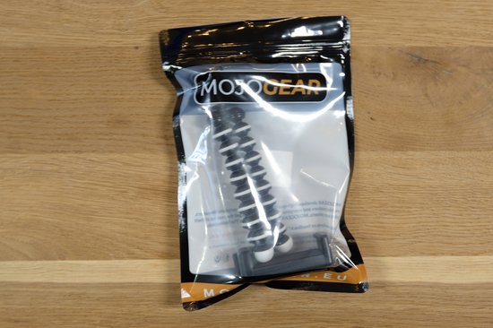 MOJOGEAR flexibel mini-statief in verpakking, zwart met witte segmenten.