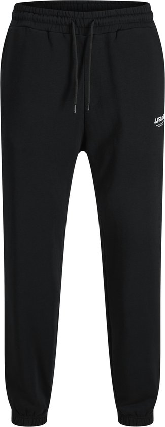 Zwarte joggingbroek met trekkoord en JJ Studios logo op de linker dij.