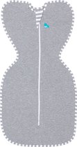 Grijze Love to Dream™ Swaddle Up™ inbakerdoek met witte strepen en ritssluiting.