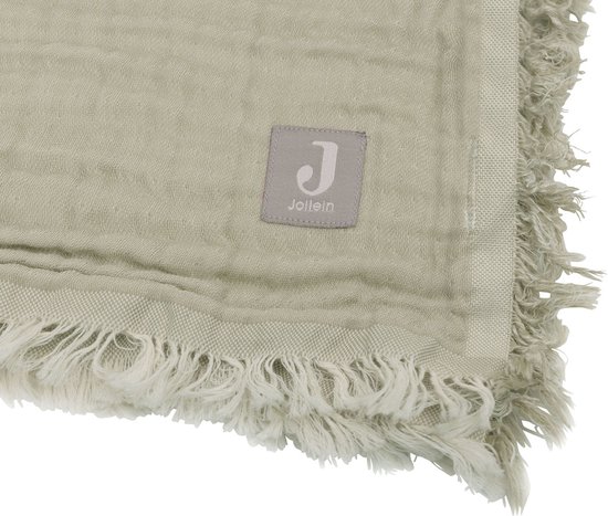 Groene deken van mousseline met rafels en een label 'Jollein'.