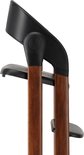 Détail de l'assise noire et des pieds aspect bois d'une chaise haute Deryan.